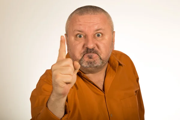 Un uomo arrabbiato con la barba che ti punta il dito contro — Foto Stock