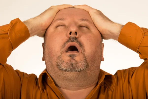 Dolor. Sobrepeso / Hombre gordo que sufre de un dolor de cabeza, y mirando hacia arriba — Foto de Stock