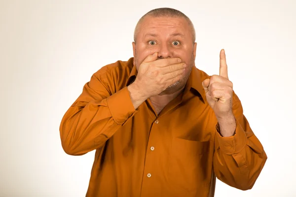 Homem sem fala mostrando o dedo em um fundo branco — Fotografia de Stock