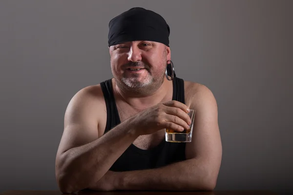 Gordo Pirata en camisa negra bebiendo alcohol — Foto de Stock