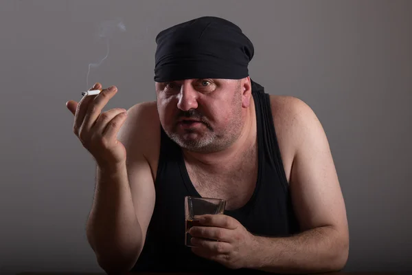 Hombre adulto está fumando cigarrillo y bebiendo whisky — Foto de Stock