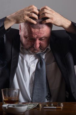 Bir bardak viski ve sigara ile iş adamı kırdı