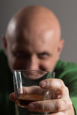 Kel kafalı adam viski içme 