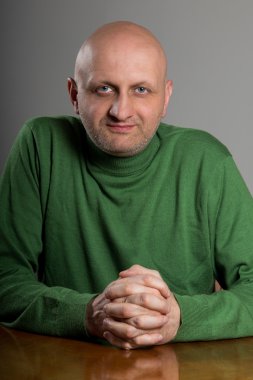 Kel adam şüpheli ifade ile