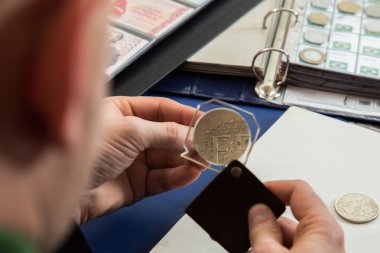 İki Bronz sikke koleksiyonu inceliyor