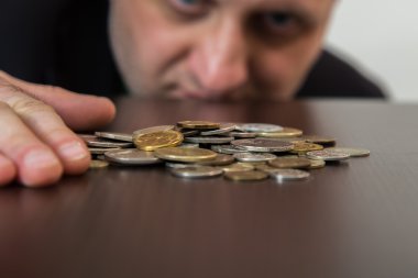 İki Bronz sikke koleksiyonu inceliyor