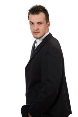 Siyah takım elbiseli genç yakışıklı adam.