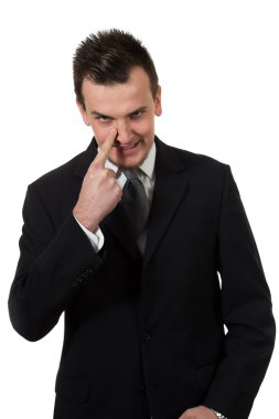 Siyah takım elbiseli genç yakışıklı adam.