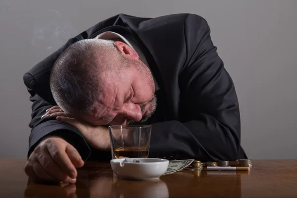 Tört üzletember egy pohár whisky és cigaretta — Stock Fotó