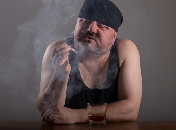 El joven fuma y bebe vodka. — Foto de Stock
