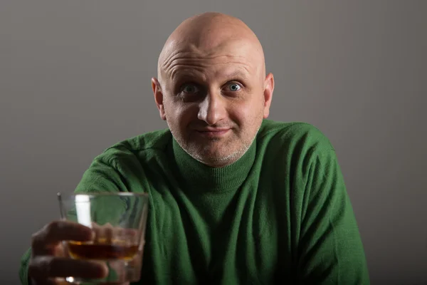 Bald headed man dricker whiskey — Stockfoto