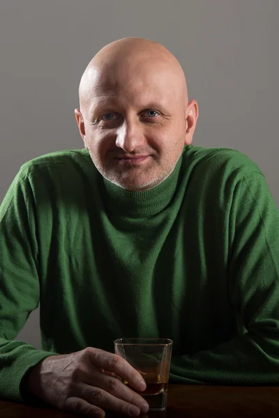 Bald headed man dricker whiskey — Stockfoto