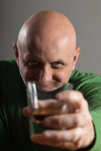 Hombre calvo bebiendo whisky — Foto de Stock