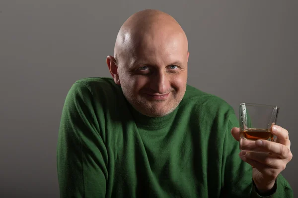 Bald headed man dricker whiskey — Stockfoto