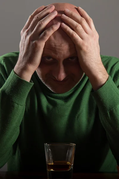 Hombre calvo bebiendo whisky —  Fotos de Stock