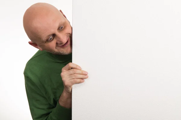 Porträt eines jungen Mannes mit einem leeren Banner auf weißem Hintergrund. Blick von hinten — Stockfoto