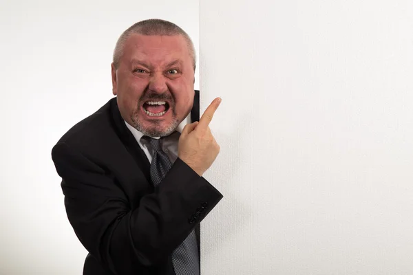 Hombre de negocios mostrando un banner añadir aislado sobre un fondo blanco — Foto de Stock