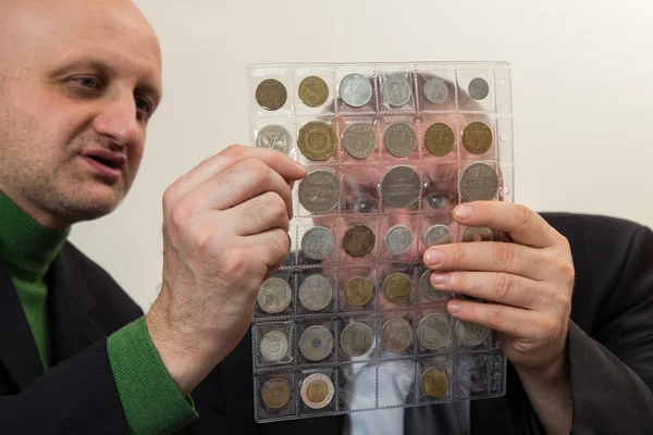 Zwei Numismatiker untersuchen Münzsammlung — Stockfoto