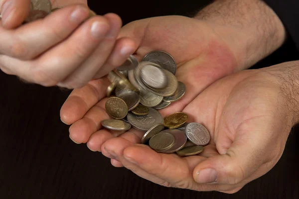 Nahaufnahme von Menschenhänden und Stapel alter Münzen — Stockfoto