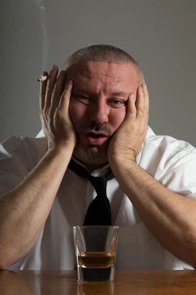 Affärsman dricka alkohol och röka cigarett — Stockfoto