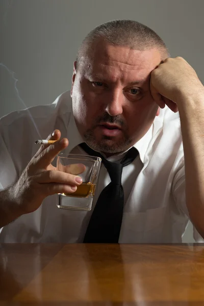 Empresário bebendo álcool e fumando cigarro — Fotografia de Stock