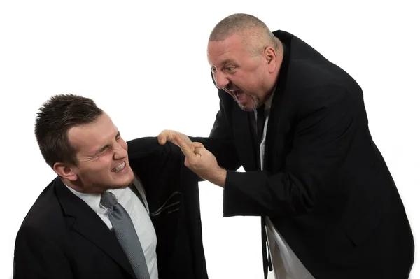 Geschäftsmann schreit und prügelt auf jungen Kollegen ein — Stockfoto