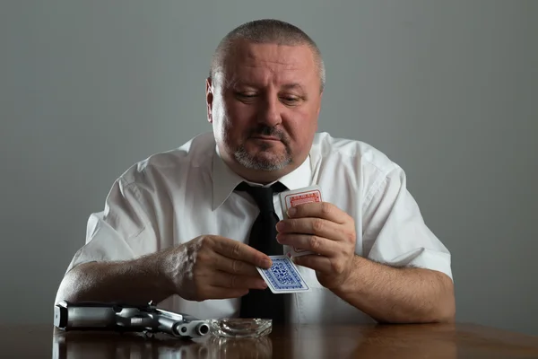 Retrato de hombre de negocios fumar y jugar al póquer — Foto de Stock