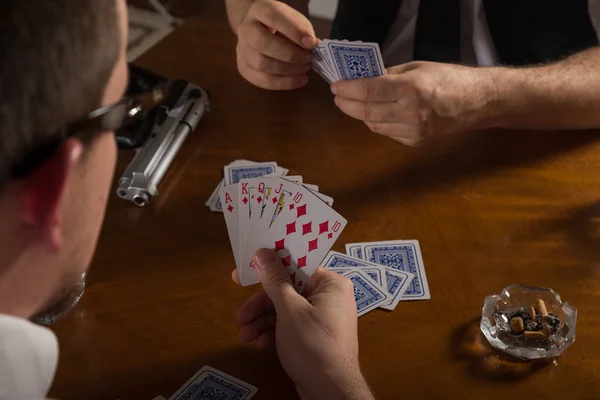 Tarjetas de póquer y pistola — Foto de Stock