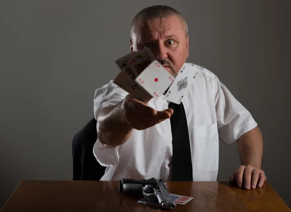 Empresario lanzando cartas de juego . — Foto de Stock