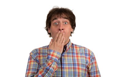 Ağız kapsayan şaşırmış genç adam