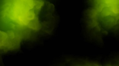 Siyah arkaplanı gizleyen koyu yeşil duman.