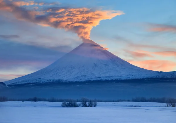 Камчатка. Снижение покрасило вершину вулкана . — стоковое фото