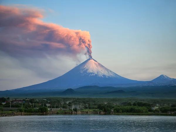 Éruption du volcan. Russie, péninsule du Kamchatka. Village Klyuchi. 06.07.2016 — Photo