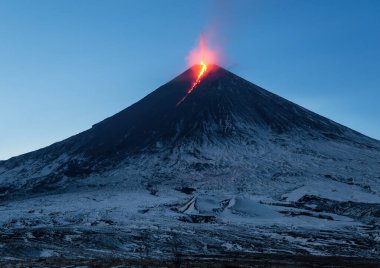 Volkan patlaması. Rusya, Kamçatka Yarımadası. 24.10.2020. Klyuchevskaya sopka volkanı. (4800 m) Avrasya 'nın en yüksek aktif volkanıdır..