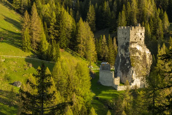 Bergschloss in den Dolomiten — Stockfoto