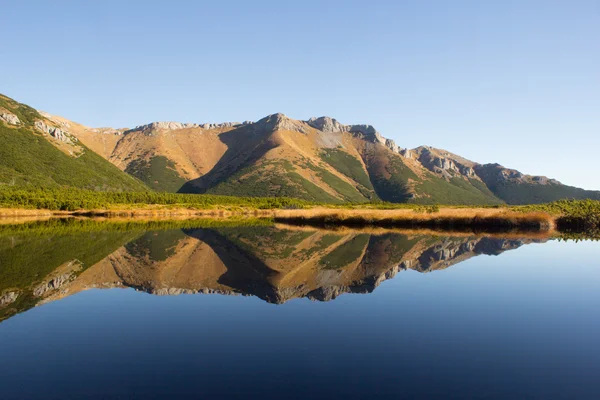 Estate mirroring montagne Foto Stock