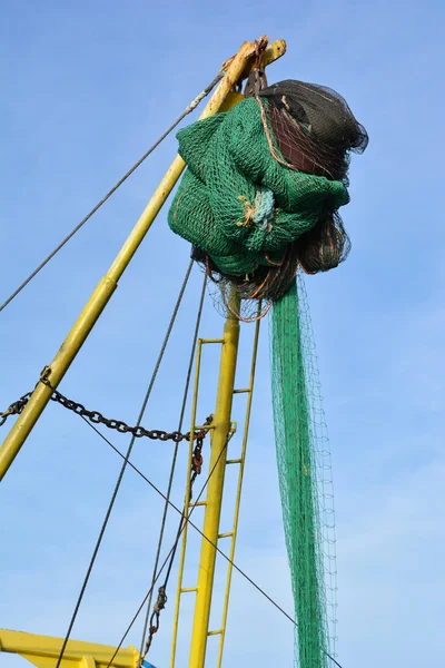 Redes de pesca en un arrastrero contra el cielo azul — Foto de Stock