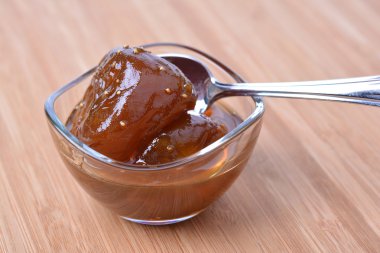 Bir cam kabın içinde ev yapımı incir reçeli