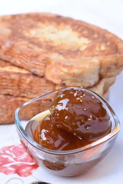Smažené plátky chleba. Bulharská snídaně. — Stock fotografie