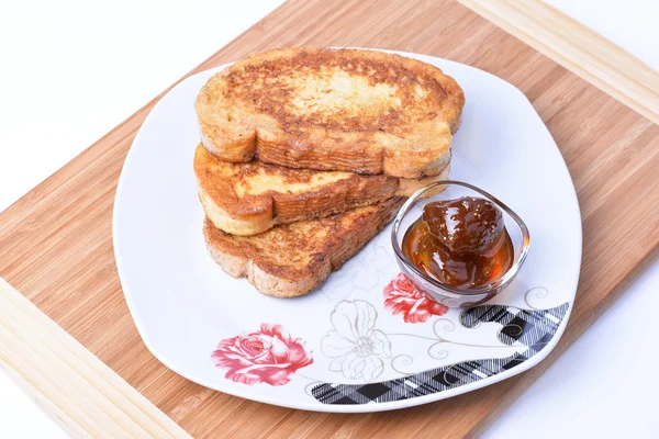 Fatias de pão fritas. Pequeno-almoço búlgaro . — Fotografia de Stock