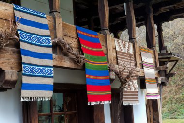 Etara village, Bulgaristan Ahşap evin balkonunda geleneksel Bulgar dokuma kumaşlar