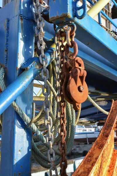 Cadenas oxidadas y cuerdas en un arrastrero de pesca — Foto de Stock