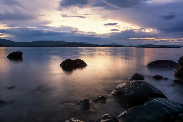 Lever de soleil rocheux à l'heure bleue, Côte de la mer Noire, Bulgarie — Photo
