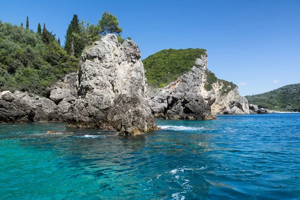 紺碧明確な海と岩、パレオカストリッツア、コルフ、ギリシャのある風景します。 — ストック写真