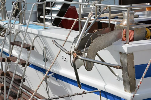 Anchor on a sailboat — Stock Photo, Image