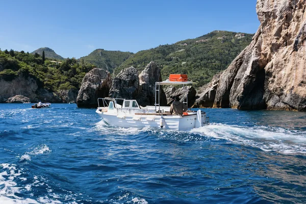 紺碧明確な海と岩、パレオカストリッツア、コルフ、ギリシャのある風景します。 — ストック写真