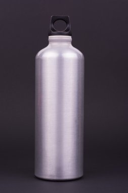 Alüminyum su şişesi koyu arka plan üzerinde