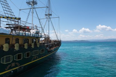 Yelkenli gemi arka planını dağlar ve tepeler Athos Yarımadası, Chalkidiki Ege Denizi'nde
