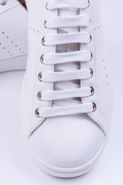Жіноче спортивне взуття на білому тлі — стокове фото
