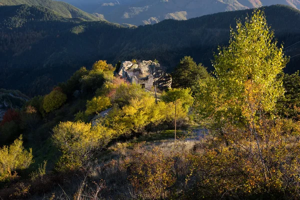 Paisagem de outono com casa velha arruinada, montanha Rodopi, Bulgária — Fotografia de Stock